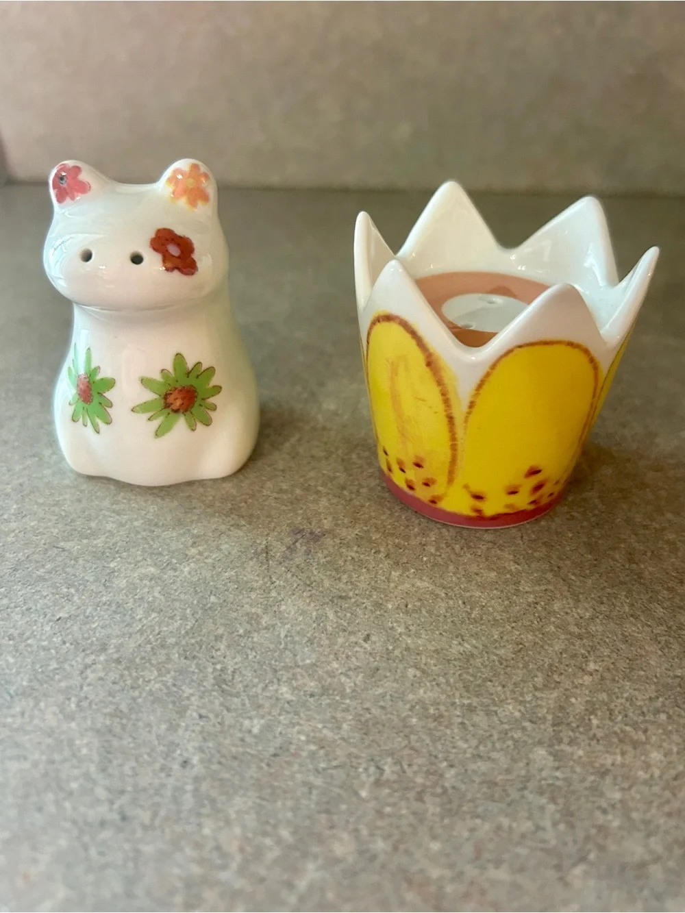 White Ceramic Frog Salt Shaker with Yellow flower pepper Shaker